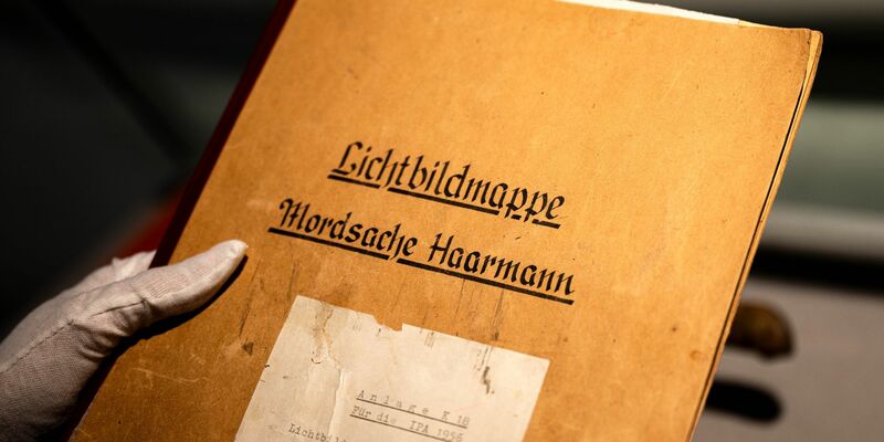 Die Lichtbildmappe in der Mordsache Fritz Haarmann: Es ist der 100. Jahrestag der Verhaftung des Massenmörders. - Foto: Sina Schuldt/dpa