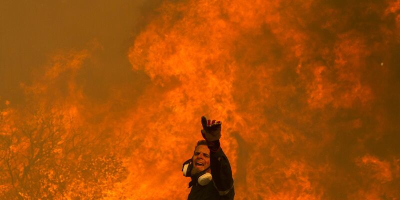 Bislang gibt es in Griechenland rund 14.100 Feuerwehrleute. Auch Privatleute bereiten sich auf den Kampf gegen die Brände vor. - Foto: Marios Lolos/XinHua/dpa