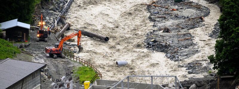 Die Vispa trat über die Ufer und beschädigte die Gleise auf der Strecke nach Zermatt.(Archivbild) - Foto: Jean-Christophe Bott/KEYSTONE/dpa