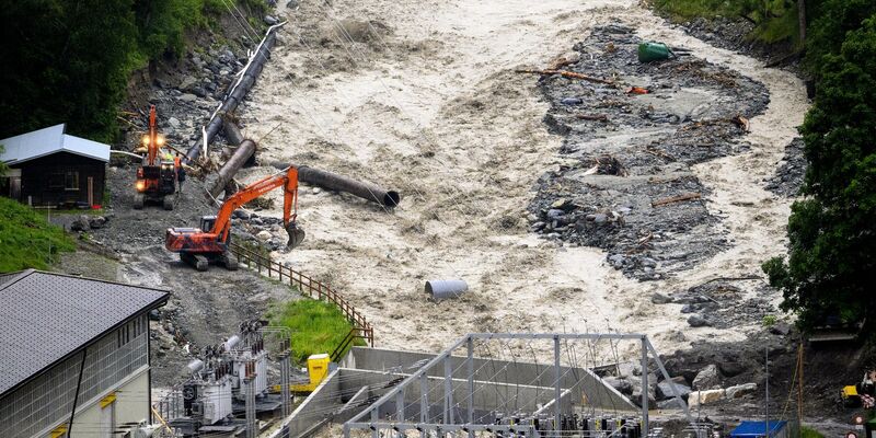 In den Schweizer Kantons Graubünden und Wallis gab es zahlreiche Gewitter und heftige Niederschläge, Hochwasser und einen Bergsturz. - Foto: Jean-Christophe Bott/KEYSTONE/dpa