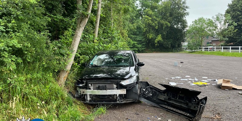 POL-DU: Baerl: Autofahrer kollidiert mit einem Baum und bleibt unverletzt - Foto: presseportal.de