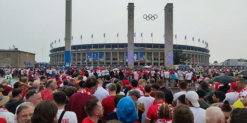 Fans am Olympiastadion - Foto: über dts Nachrichtenagentur