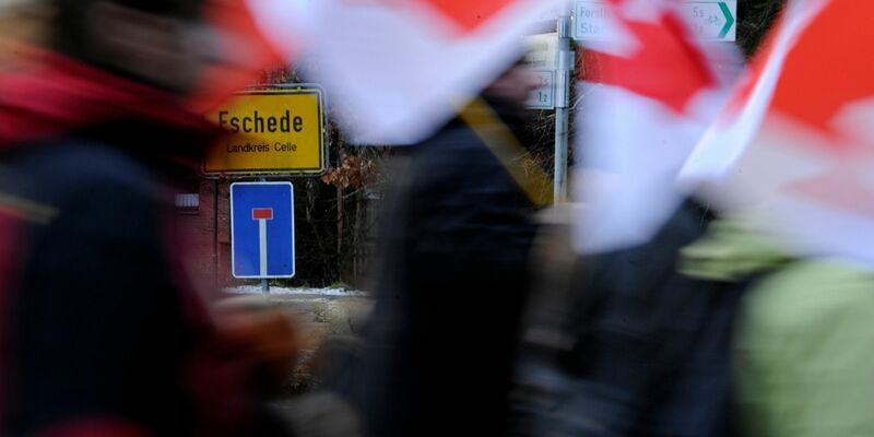 Auf einem Hof bei Eschede gibt es seit vielen Jahren Versammlungen von Rechtsradikalen. - Foto: Alexander Körner/dpa