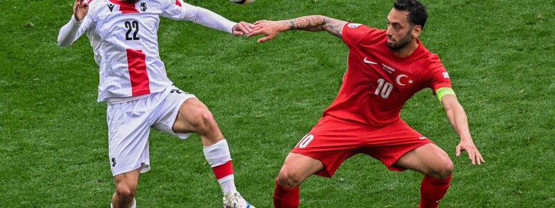 Aktuell läuft Hakan Calhanoglu (r) im türkischen Trikot auf - und bald in dem des FC Bayern? - Foto: Julian Stratenschulte/dpa