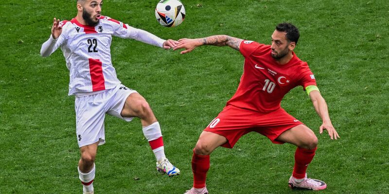 Aktuell läuft Hakan Calhanoglu (r) im türkischen Trikot auf - und bald in dem des FC Bayern? - Foto: Julian Stratenschulte/dpa