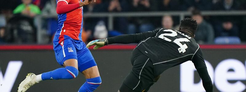 Michael Olise (l) soll vor einem Wechsel von Crystal Palace zum FC Bayern stehen. - Foto: Zac Goodwin/PA Wire/dpa