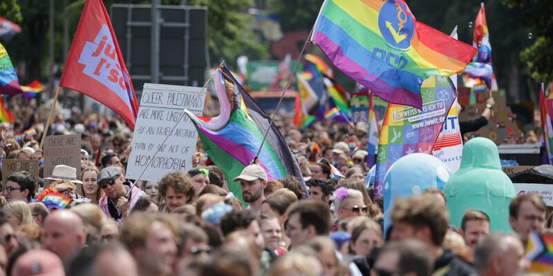 Teilnehmer des 30. Christopher Street Day in Oldenburg. - Foto: Focke Strangmann/dpa