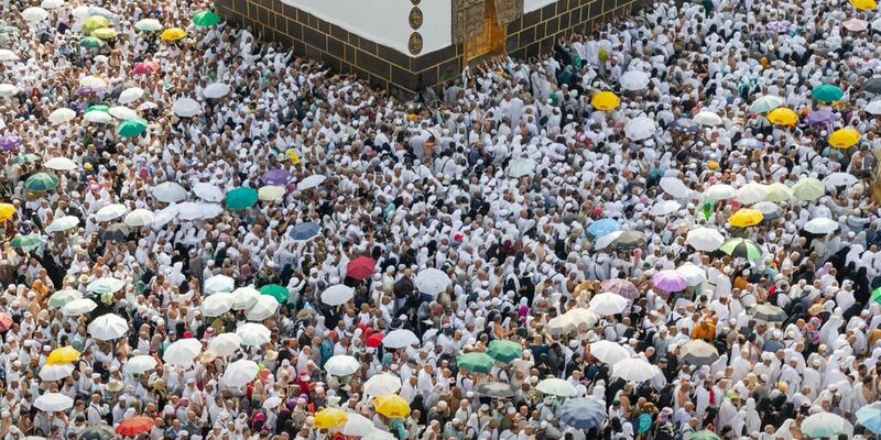 Muslimische Pilger umrunden die Kaaba, das heiligste Heiligtum des Islam, in der Großen Moschee während der Hadsch. - Foto: Saudi Press Agency/dpa