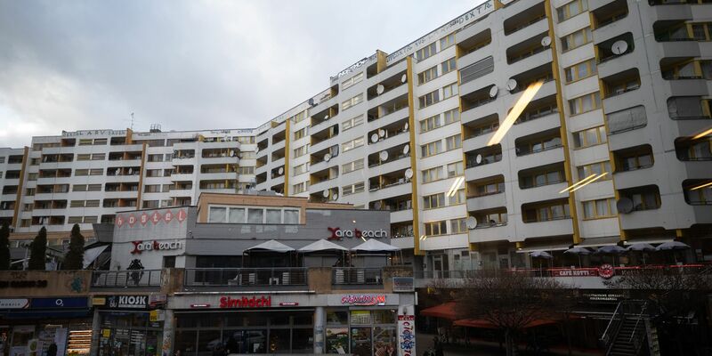 Das Kottbusser Tor ist seit Jahrzehnten ein bekannter Ort des Nachtlebens - aber auch berühmt-berüchtigt für Straßenkriminalität und Drogenhandel. - Foto: Sebastian Gollnow/dpa
