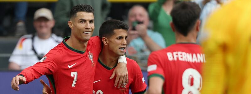 Legte das dritte Tor Portugals auf: Cristiano Ronaldo (l). - Foto: Friso Gentsch/dpa