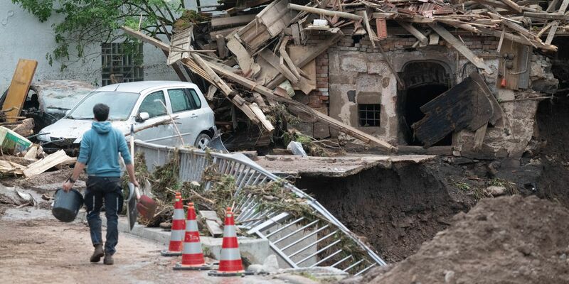 Nur rund die Hälfte der privaten Gebäude in Deutschland sind gegen Elementarschäden abgesichert. - Foto: Marijan Murat/dpa
