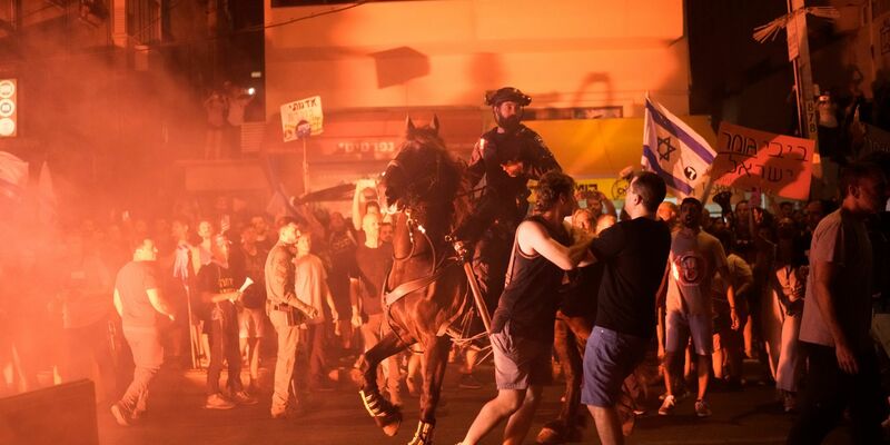 Bei den Massenprotesten gegen Netanjahus Regierung in Tel Aviv kam es zu Rangeleien mit der Polizei. - Foto: Leo Correa/AP/dpa