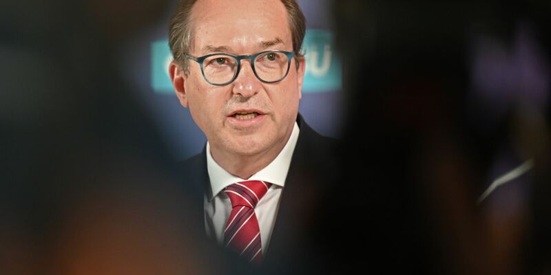 Alexander Dobrindt will auch die Zahlung von Bürgergeld an Kriegsflüchtlinge aus der Ukraine beenden. - Foto: Sabina Crisan/dpa
