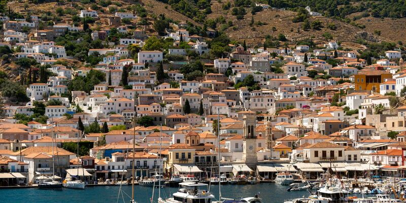 Die Insel Hydra liegt 65 Kilometer südwestlich von Athen. Der einzige Pinienwald der Insel brannte. - Foto: Angelos Tzortzinis/dpa