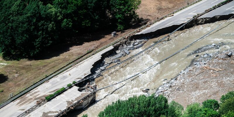 Heftige Gewitter und Regenfälle haben am Freitagabend in der Schweiz zu schweren Überschwemmungen geführt. - Foto: Samuel Golay/KEYSTONE/dpa