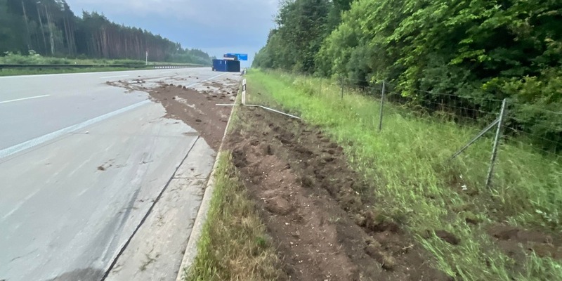 API-TH: LKW-Anhänger kippt auf der A9 bei Bad Klosterlausnitz auf die Fahrbahn - Foto: presseportal.de