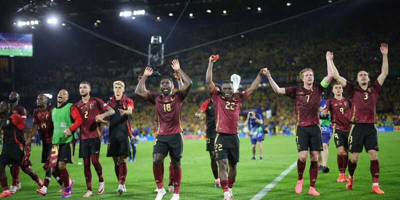 Belgiens Spieler bedanken sich nach der Partie bei den Fans. - Foto: Rolf Vennenbernd/dpa