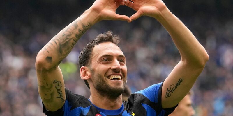 Laut einem Medienbericht will Inter eine große Ablösesumme für Calhanoglu aufrufen, falls der FC Bayern den Türken haben will. - Foto: Luca Bruno/AP/dpa