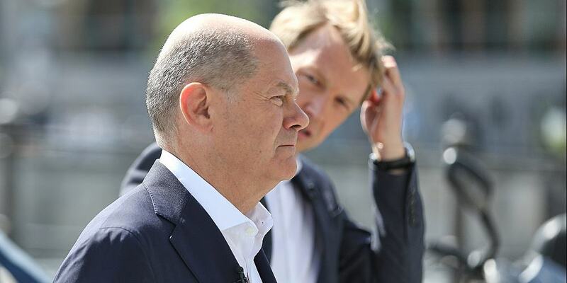 Olaf Scholz und Markus Preiß auf dem Weg zum ARD-Sommerinterview am 23.06.2024 - Foto: über dts Nachrichtenagentur
