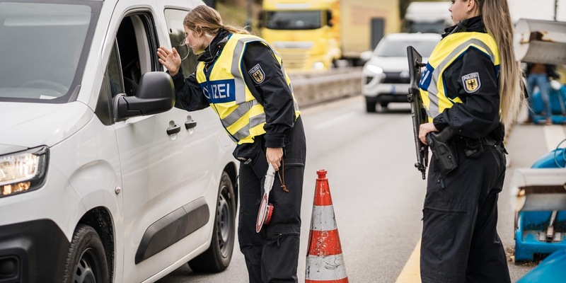 Bundespolizeidirektion München: Bundespolizei verhindert Einreise acht gewaltbereiter Fußballfans - Foto: presseportal.de