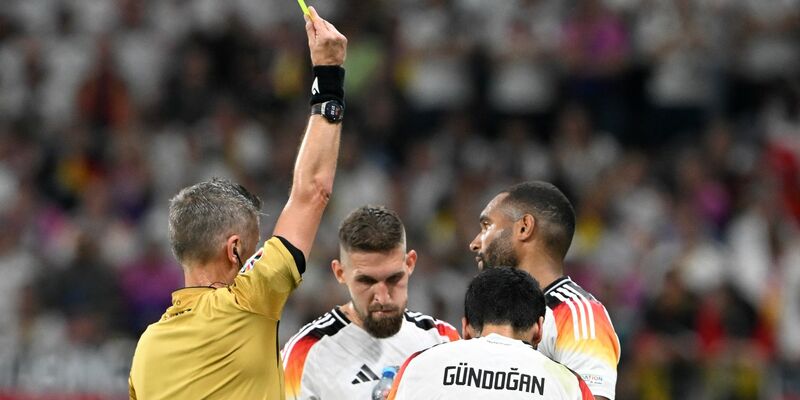 Jonathan Tah (r) wird wegen einer Gelbsperre im EM-Achtelfinale fehlen. - Foto: Federico Gambarini/dpa