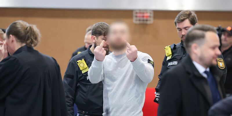 Die mutmaßliche Beute der Geldautomaten-Sprenger: mehr als 3,3 Millionen Euro. - Foto: Daniel Löb/dpa