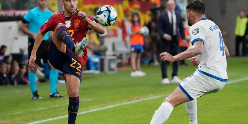 Jesús Navas (l) hofft auf seinen ersten Einsatz im letzten Gruppenspiel der Spanier gegen Albanien. - Foto: Petros Karadjias/AP/dpa