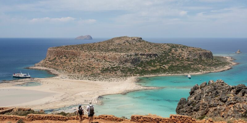 Touristen m nordöstlichen Teil der Insel Kreta (Archivbild). - Foto: Socrates Baltagiannis/dpa