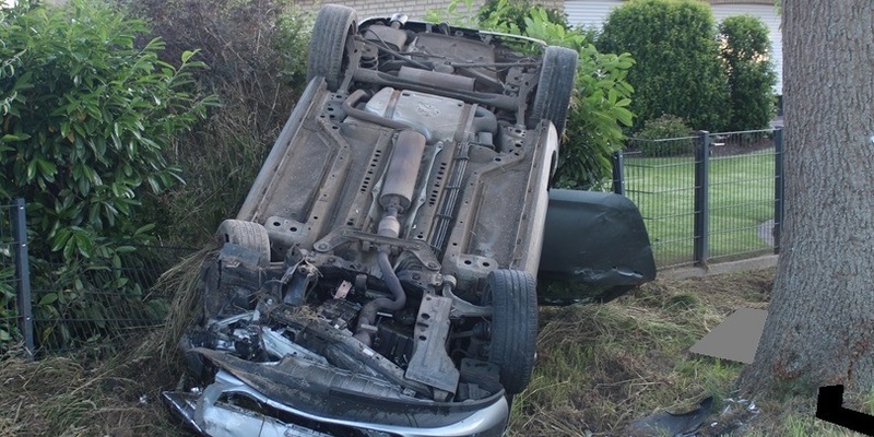 POL-MI: Auto überschlägt sich nach Kollision mit Baum - Foto: presseportal.de