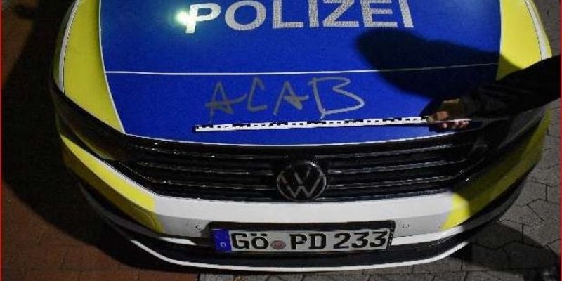 POL-GÖ: (240/2024) Während Einsatz wegen Ruhestörung - Unbekannter beschmiert Funkstreifenwagen mit ACAB, Staatsschutz ermittelt - Foto: presseportal.de