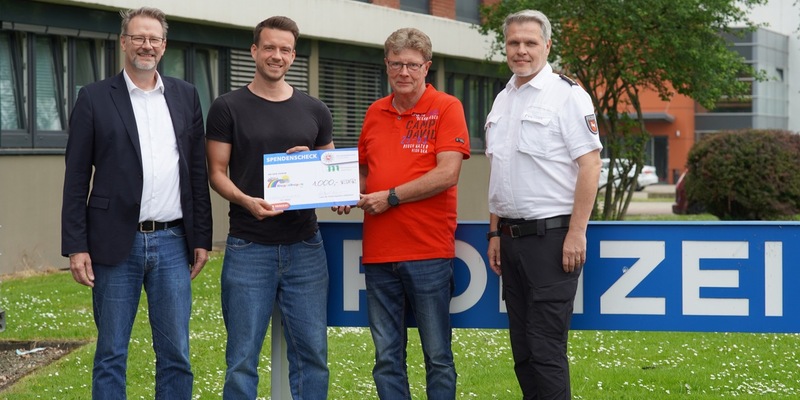 POL-HI: Spendenscheckübergabe - Foto: presseportal.de