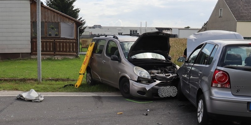 POL-HF: Toyota schleudert gegen Stromverteilerkästen - Zwei Personen verletzt - Foto: presseportal.de