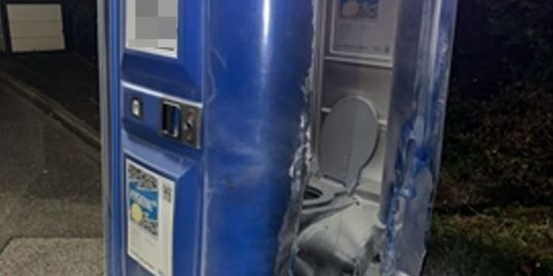 POL-ME: Mobile Toilettenkabine ausgebrannt - Velbert - 2406081 - Foto: presseportal.de