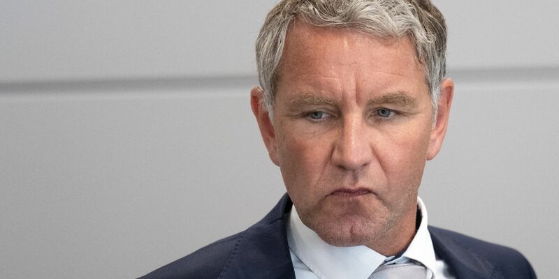 Björn Höcke muss sich erneut wegen der Verwendung einer verbotenen Losung der Sturmabteilung (SA) verantworten. - Foto: Hendrik Schmidt/dpa