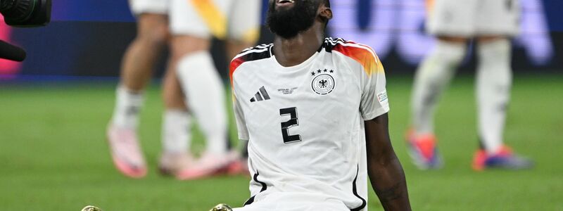 War nach seiner Zerrung zum Start des DFB-Abschlusstrainings dabei: Antonio Rüdiger (M.). - Foto: Federico Gambarini/dpa