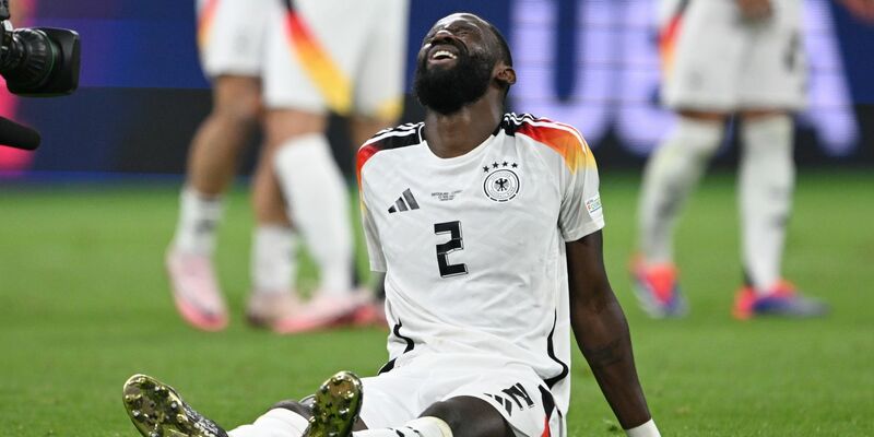 War nach seiner Zerrung zum Start des DFB-Abschlusstrainings dabei: Antonio Rüdiger (M.). - Foto: Federico Gambarini/dpa