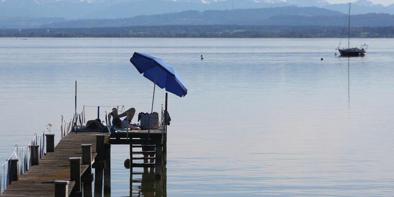 Sommerliche Temperaturen am Ammersee in Bayern. - Foto: Karl-Josef Hildenbrand/dpa