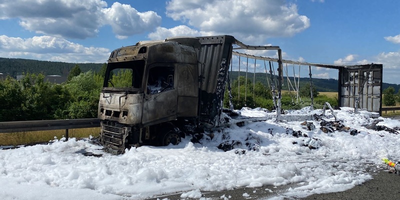 API-TH: Sattelzug brennt vollständig aus - Foto: presseportal.de