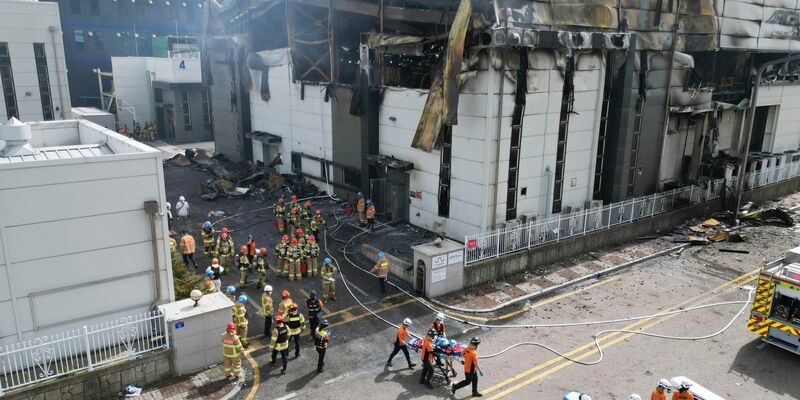 Feuerwehrleute am Ort des Brandes in einer Fabrik für Lithiumbatterien in Südkorea. - Foto: Uncredited/Newsis/AP/dpa