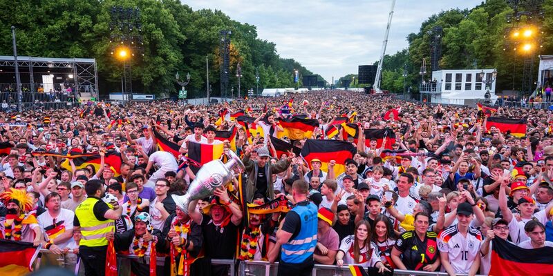 Hunderttausende Menschen feiern während der Fußball-EM auf den Fanmeilen in Deutschland. - Foto: Christophe Gateau/dpa