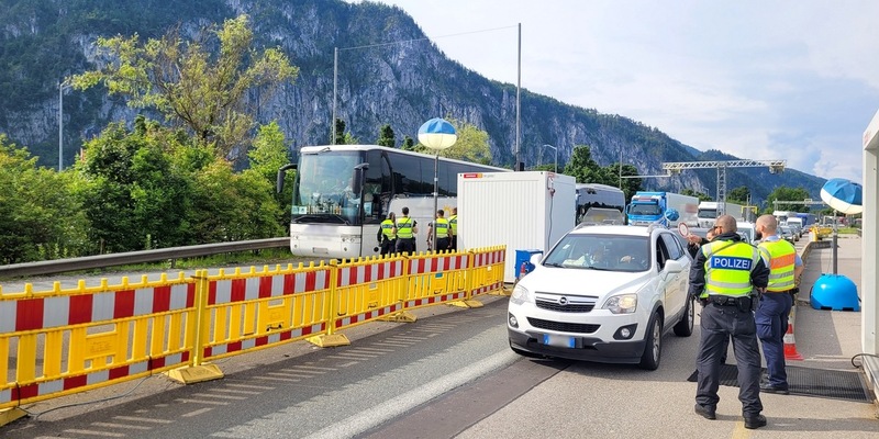 Bundespolizeidirektion München: Wiedereinreise wird Businsassen zum Verhängnis / Bundespolizei bringt verurteilten Kosovaren ins Gefängnis - Foto: presseportal.de