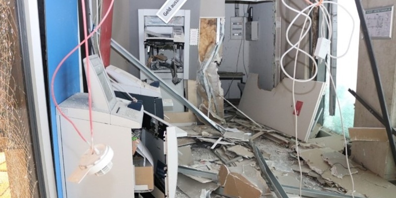 POL-D: Internationale Zusammenarbeit - Ermittlungserfolg: Düsseldorf - Niederlande - Fünf mutmaßliche Geldautomatensprenger bei Zugriff in Südholland festgenommen - Spezialeinheiten im Einsatz - Foto: presseportal.de