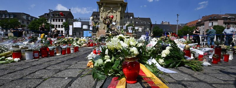 Nach dem tödlichen Messerangriff im Mai 2024 gedachten viele Menschen des Opfers. (Archivbild) - Foto: Bernd Weißbrod/dpa