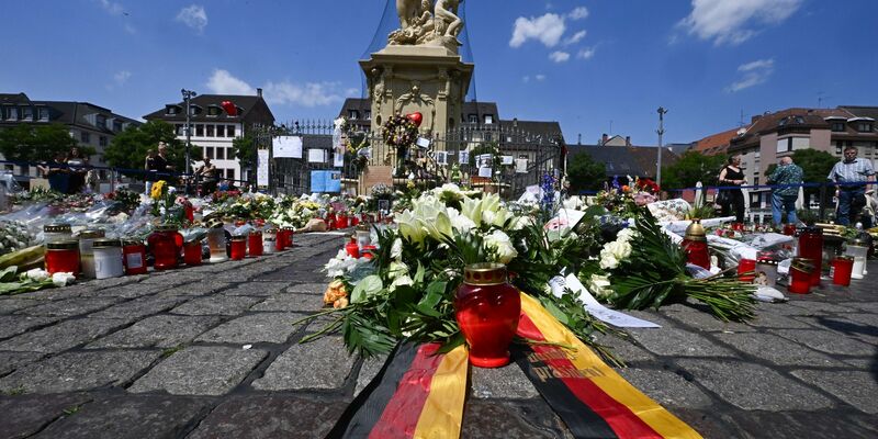 Am 31. Mai 2024 wurde der Polizist Rouven Laur auf dem Marktplatz in Mannheim von einem Angreifer mit einem Messer tödlich verletzt. Der aus Afghanistan stammende Angreifer hat die Tat gestanden. Nach seinem Motiv gefragt, verwies Sulaiman A. auf den Gaza-Krieg.  - Foto: Bernd Weißbrod/dpa