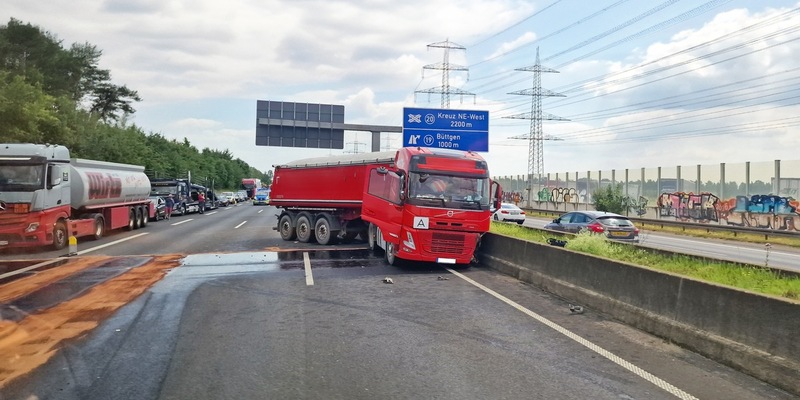 FW-NE: Verkehrsunfall auf der Autobahn A57 | Zwei Lkw kollidieren - keine Verletzten - Foto: presseportal.de