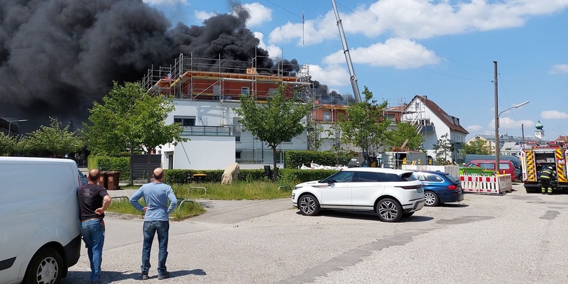 FW-M: Starke Rauchentwicklung durch Brand auf Dach (Ramersdorf) - Foto: presseportal.de