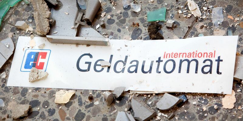 Spezialeinheiten haben eine Bande von Automatensprengern überwältigt. - Foto: Patrick Pleul/dpa-Zentralbild/dpa