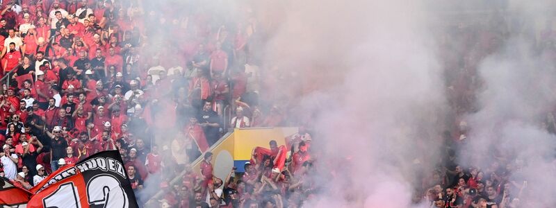 Die albanischen Fans zünden Pyrotechnik beim Spiel gegen Spanien. - Foto: Marius Becker/dpa