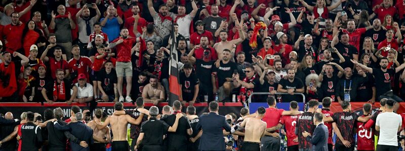 Die albanischen Spieler bedanken sich nach dem Spiel bei ihren Fans. - Foto: Marius Becker/dpa