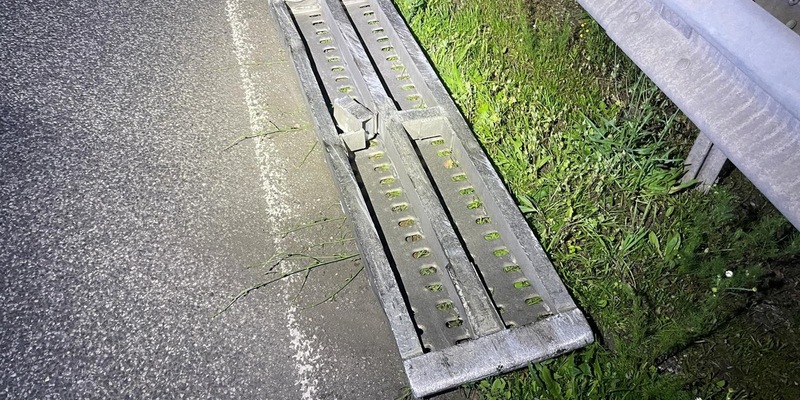 POL-VDMZ: Mehrere beschädigte Fahrzeuge durch verlorene Ladung auf der A61 - Foto: presseportal.de